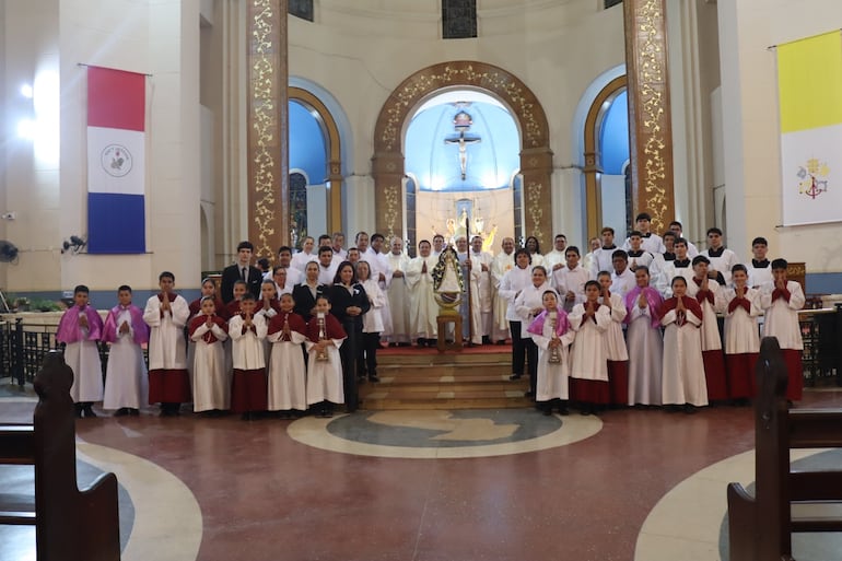 Celebrantes y colaboradores en el interior de la Basílica con las dos imágenes, la talla original y la réplica.