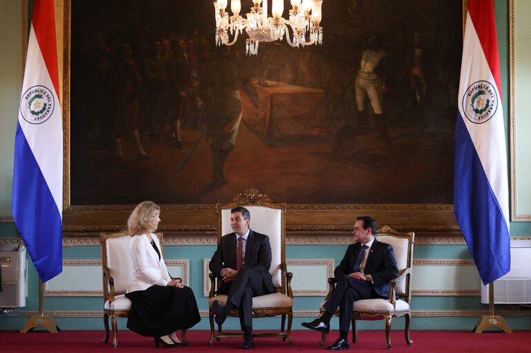 De izquierda a derecha: la embajadora de la Unión Europea en Paraguay, Katja Afheldt; el presidente de Paraguay, Santiago Peña; y el ministro de Relaciones Exteriores, Rubén Ramírez, durante la ceremonia de presentación de las cartas credenciales este miércoles, en Asunción (Paraguay).