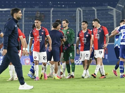 Los jugadores de Cerro Porteño lamentan la derrota frente a 2 de Mayo de Pedro Juan Caballero por la fecha 13 del torneo Clausura 2026 de la Primera División de Paraguay en el estadio La Nueva Olla, en Asunción, Paraguay.