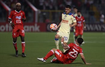 AMDEP6532. ESTELÍ (NICARAGUA), 06/02/2024.- Oscar Acevedo (d) de Estelí disputa el balón con Richard Sánchez de América hoy, un partido de la Copa Campeones de la Concacaf entre Estelí y Club América en el estadio Independencia en Estelí (Nicaragua). EFE/ Jorge Torres