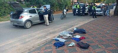Agentes policiales encontraron prendas de vestir y otras evidencias del automóvil Hyundai H20 gris que conducía el detenido y está ligado a los asaltos.