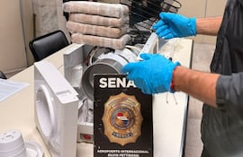 Agentes de la Senad realizan el pesado correspondiente de la mercadería incautada.