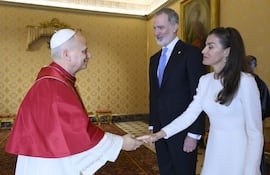 Los reyes de España y León XIV en la primera audiencia que el pontífice ofrece a Felipe VI y Letizia, previa al viaje que el papa realizará el próximo mes de junio a España. (EFE/Vatican Media/Simone Risoluti)