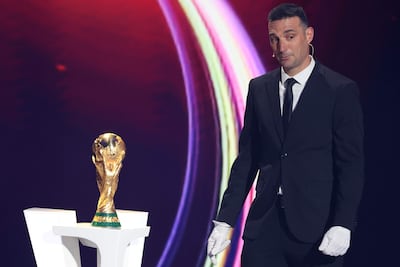 Lionel Scaloni, entrenador de Argentina, con el preciado trofeo.