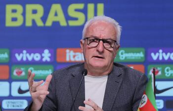 AMDEP1616. RÍO DE JANEIRO (BRASIL), 10/05/2024.- El seleccionador de brasileño, Dorival Junior, habla durante el anuncio de jugadores para la Copa América este viernes, en la sede de la Confederación Brasileña de Fútbol (CBF) en Río de Janeiro (Brasil). Dorival Júnior anunció la lista de convocados para la Copa América de Estados Unidos liderada por Vinícius Júnior, Endrick, Raphinha, Rodrygo Goes y Éder Militão, y de la que quedaron por fuera fuera Neymar y Casemiro. EFE/ André Coelho