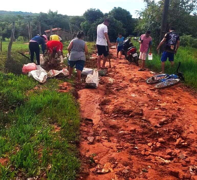 Caminos en mal estado en la compañía Tajy Loma de Carapeguá, una problemática social que no ha sido resuelta por el intendente Luciano Cañete (ANR–HC).
