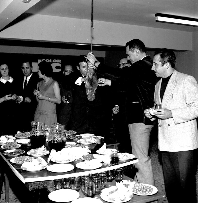 Un momento del brindis de nuestro primer aniversario de 1968 en ABC Color.