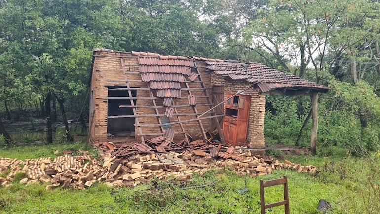 Una de las viviendas afectadas por el temporal que será asistida por la SEN en San Juan Bautista, Misiones.