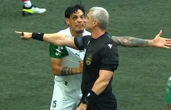 El zaguero paraguayo, Gustavo Gómez con visibles secuelas del golpe sufrido en el duelo de vuelta por los cuartos de final de la Copa Libertadores, frete a River Plate. Aquí reclamando al árbitro Anderson Daronco.