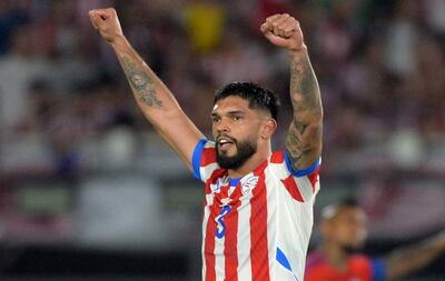 Omar Alderete, jugador de la selección de Paraguay, festeja un gol en el partido frente a Chile por las Eliminatorias Sudamericanas 2026 en el estadio Defensores del Chaco, en Asunción, Paraguay.