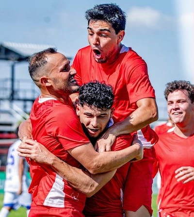Blas Duarte, figura goleadora de Paraguarí AC, en el festejo con sus compañeros de su agónica anotación de la victoria contra Independiente de Campo Grande.