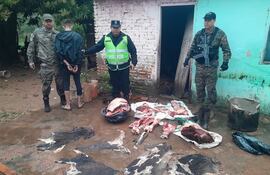 Momento que quedó detenido el joven de 18 años con las evidencias.