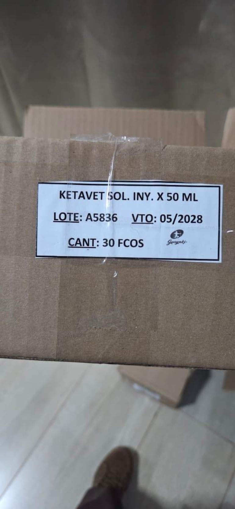Caja de medicamento KETAVET con etiqueta visible en un área posiblemente de logística.
