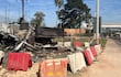 Camión volcado en la carretera rodeado de bloques de cemento en un área de construcción, sin personas visibles.