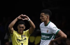 El uruguayo Santiago Mouriño (i) celebra su gol para Villarreal.