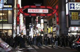 Entrada a la calle principal del barrio rojo de Kabukicho, epicentro de la vida nocturna en Tokio y vinculado durante años a la Yakuza.