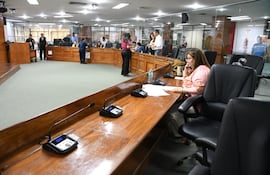 Siete concejales colorados abandonaron la sala y dejaron sin quorum la penúltima sesión de la Junta Municipal de Asunción, en medio de las negociaciones con el intendente, Luis Bello (ANR-HC), sobre su intención de un préstamo de US$ 26 millones para pagar aguinaldos.