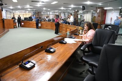 Siete concejales colorados abandonaron la sala y dejaron sin quorum la penúltima sesión de la Junta Municipal de Asunción, en medio de las negociaciones con el intendente, Luis Bello (ANR-HC), sobre su intención de un préstamo de US$ 26 millones para pagar aguinaldos.