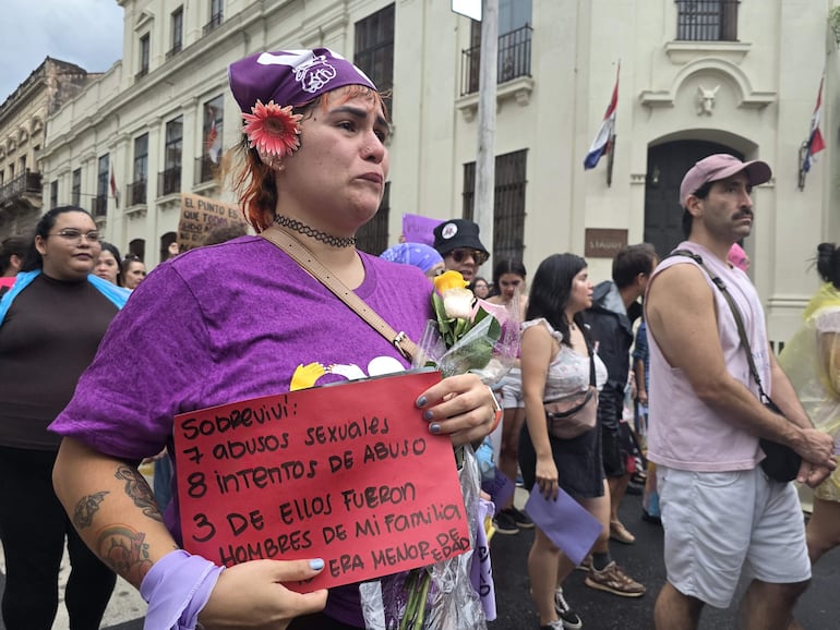 Contra la impunidad de los abusos infantiles. Emoción a flor de piel durante la multitudinaria menifestación en la que las mujeres coparon el microcentro de Asunción.