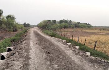 Por un lado las aguas retenidas y por la otra una total sequía, de por medio la represa construida por la empresa ganadera con autorización del Mades.