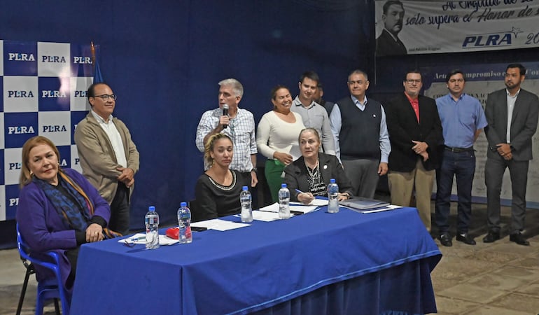 Reunion MIEMBROS DEL DIRECTORIO DEL PLRAPor otra parte, el PLRA presentó como su nuevo apoderado general a Agustín Saguier, hijo del exsenador Miguel Abdón Saguier, y se designó apoderados generales adjuntos al concejal Humberto Blasco, a Basiliza Vázquez y a Miguel García.
También se nombró como apoderados nacionales del PLRA a Carlos María Aquino (padre), Hugo Cubas, Hugo Morel, Amílcar Ayala, Ernesto Fonseca y Amadeo Maidana.