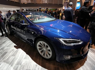 Un vehículo de Tesla equipado con el software y el hardware NVIDIA Drive PX, que proporciona una conducción autónoma.
