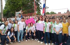 Alumnos del colegio Las Mercedes de Loma Pytã se manifiestan por falta de docentes en la institución.