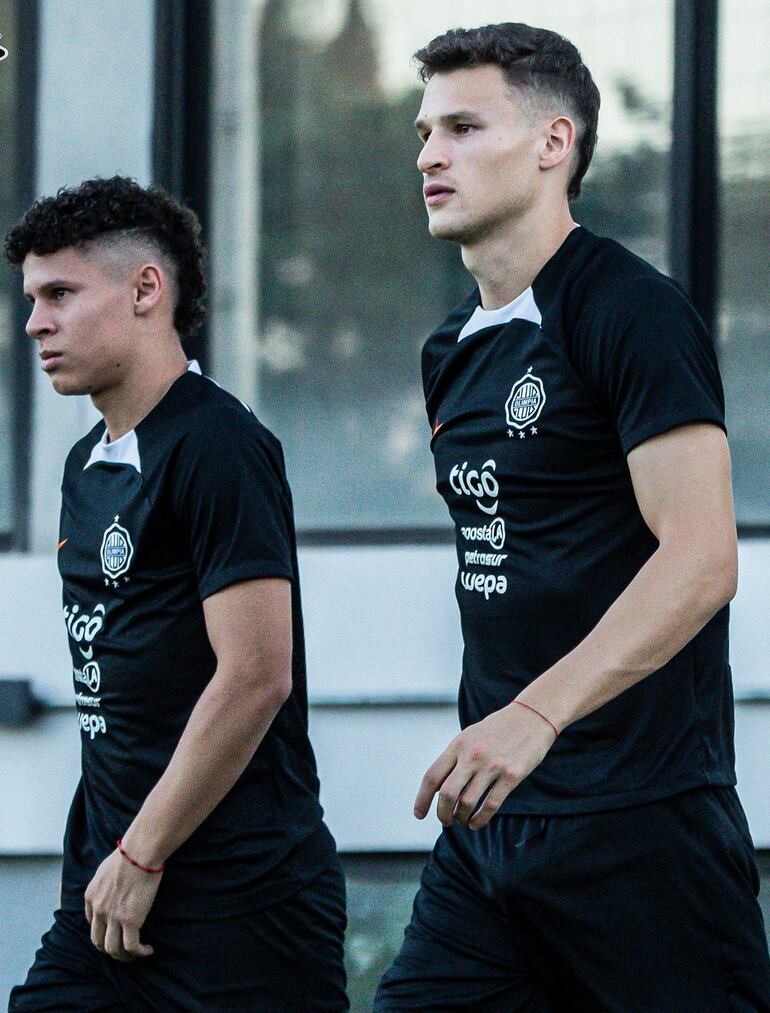 Carlos "Paragua" Espínola, nuevo futbolista de Olimpia, en compañía de Facundo Bruera, con el que estuvo en Nacional.