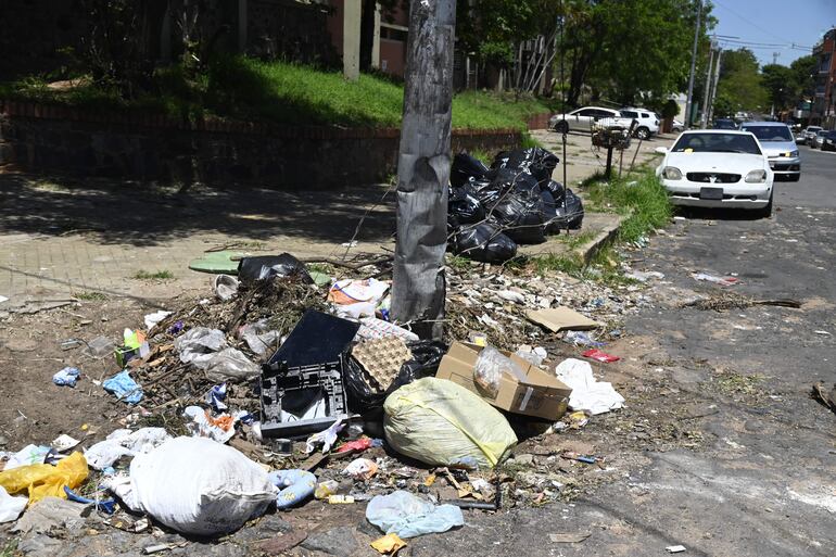 Enorme vertedero en Doctor José Montero y Teniente Víctor Miranda, en inmediaciones del antiguo decanato de la FCM.