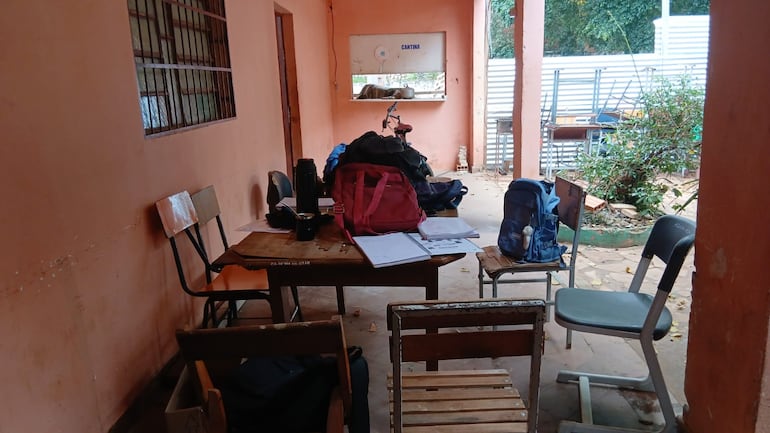 Los alumnos dan clases en uno de los pasillos disponibles de la institución exponiéndose a las bajas temperaturas.