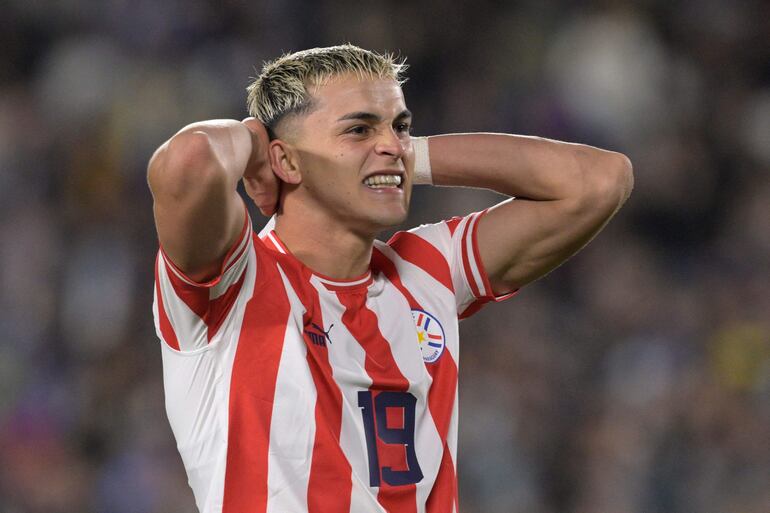 El delantero paraguayo Ramón Sosa reacciona después de perder una oportunidad de gol durante el partido de fútbol de clasificación sudamericana para la Copa Mundial de la FIFA 2026 entre Argentina y Paraguay en el estadio Mas Monumental de Buenos Aires, el 12 de octubre de 2023.