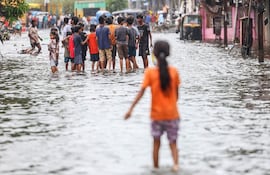 Niños juegan en una calle inundada en Vasai, en las afueras de Bombay, India.