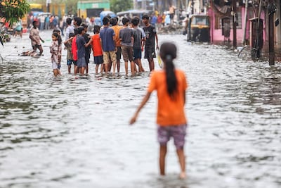 Niños juegan en una calle inundada en Vasai, en las afueras de Bombay, India.