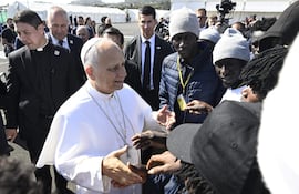 El papa León XIV conversa con migrantes este viernes en un centro de acogida en Tenerife, España.