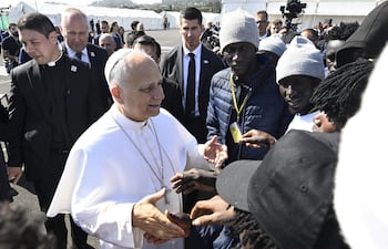 El papa León XIV conversa con migrantes este viernes en un centro de acogida en Tenerife, España.