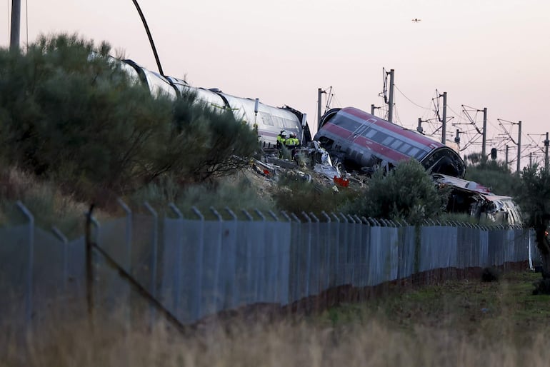 Servicios de emergencia trabajan en el lugar del accidente de dos trenes de alta velocidad, uno de Renfe y otro de Iryo, que han colisionado a primera hora de este miércoles a la altura de la estación de Urda (Toledo).