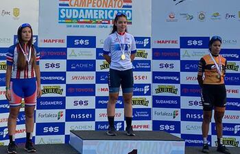 En el centro del podio la paraguaya Samira Noemí Martínez Méndez (22/2/2003), con presea de oro.