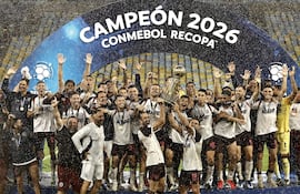 Los jugadores de Lanús celebran con el trofeo de campeón la conquista de la Recopa Sudamericana después de vencer a Flamengo en la revancha de la final de la Recopa Sudamericana 2026 en el estadio Maracaná, en Río de Janeiro, Brasil.