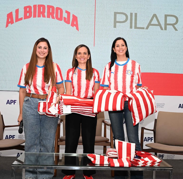 Fátima Riveros, Silvia Caballero y Karen Barreto en la presentación de la colección Albirroja-Pilar, realizada en la APF.
