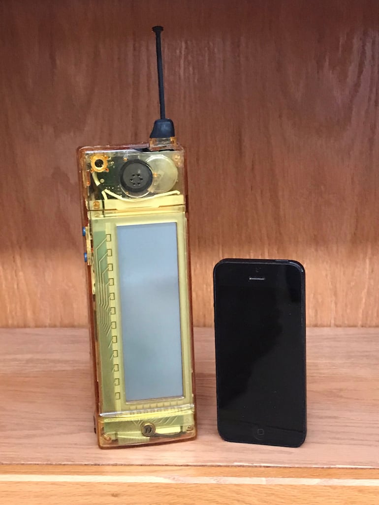 Prototipo SweetSpot de IBM presentado en COMDEX 1992, situado junto a un iPhone5.