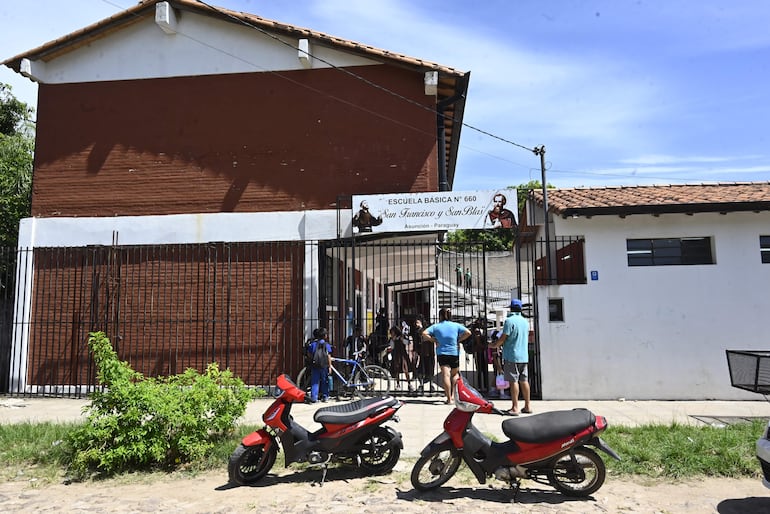 En la Escuela Básica N° 660 San Francisco y San Blas, de Zeballos Cué, siguen esperando los útiles escolares.