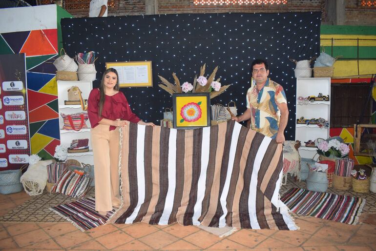 Los gestores del Festival Folclórico Frazada de Trapo, Jessica Cabello y Eduardo Vera, durante el evento.