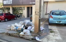 Basura acumulada en una esquina de Asunción, este martes. El servicio de recolección de basura funcionará con normalidad hasta el 2 de abril, Jueves Santo, y luego habrá una "guardia especial".