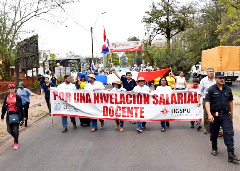 Los docentes de la Universidad Nacional de Asunción prosiguieron ayer con sus marchas por la nivelación salarial.