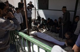 Familiares se reúnen alrededor de los cuerpos de palestinos asesinados en el Hospital Nasser en Khan Younis, al sur de la Franja de Gaza, el 17 de marzo de 2026. EFE/EPA/HAITHAM IMAD
