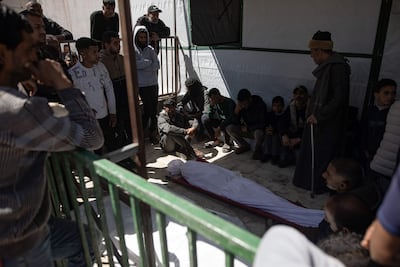 Familiares se reúnen alrededor de los cuerpos de palestinos asesinados en el Hospital Nasser en Khan Younis, al sur de la Franja de Gaza, el 17 de marzo de 2026. EFE/EPA/HAITHAM IMAD