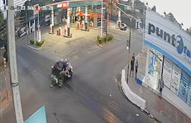 Momento exacto del choque captado por circuito cerrado.