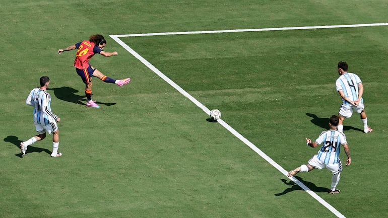 El español Marc Cucurella (arriba) remata a portería durante el partido de la final de la Copa Mundial de la FIFA 2026 entre España y Argentina, en Nueva Jersey, EE. UU..