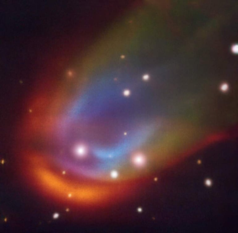 Un telescopio del Observatorio Austral Europeo (ESO) ha captado una "hermosa" e "inesperada" onda de choque alrededor de una estrella muerta, un descubrimiento que ha creado "desconcierto" entre los astrónomos, según informó este lunes la institución con sede en Garching (Alemania).