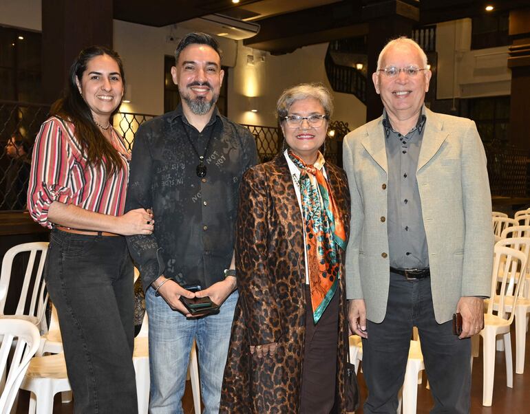 Melissa Morales junto con Jorge, Feliciana y Rafael Valdez.